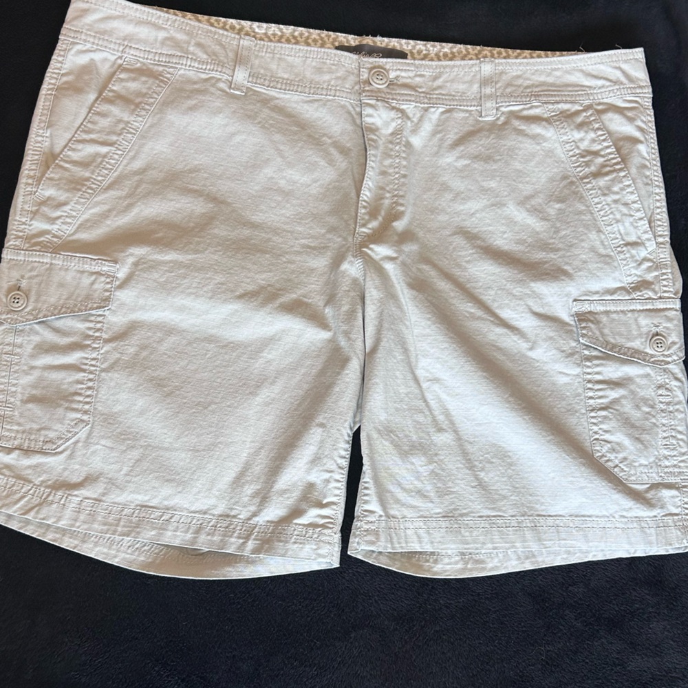 Eddie Bauer cargo shorts size 18